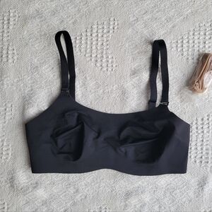 NWT- Knix, Evolution Wireless Light Support Reversible Clasp Bra- Black/Cream